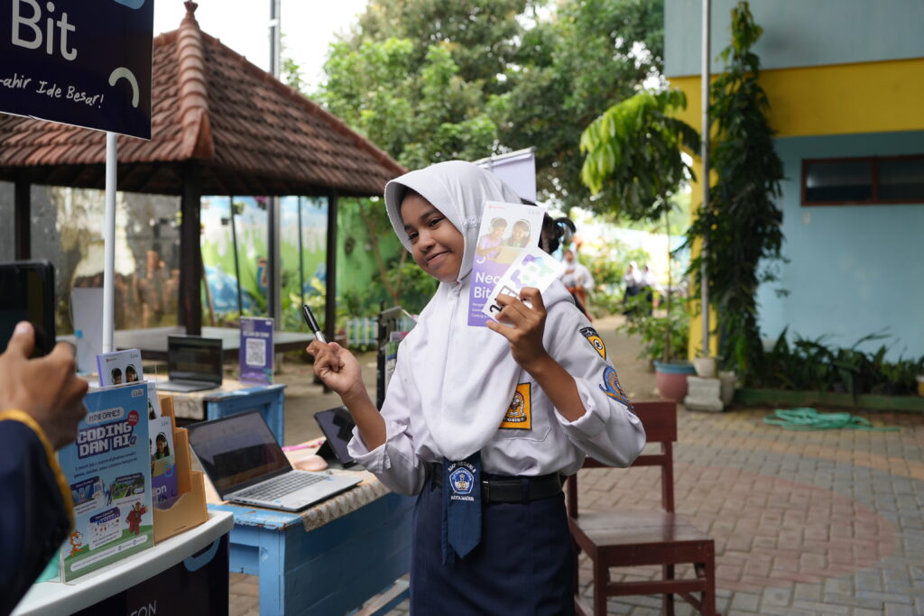 Salah satu siswi SMPN 08 Madiun sedang mengikuti kegiatan interaktif belajar coding yang diselenggarakan oleh Neon Education dan Neutron Yogyakarta cabang Madiun