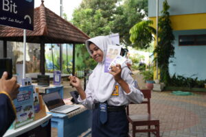 Salah satu siswi SMPN 08 Madiun sedang mengikuti kegiatan interaktif belajar coding yang diselenggarakan oleh Neon Education dan Neutron Yogyakarta cabang Madiun