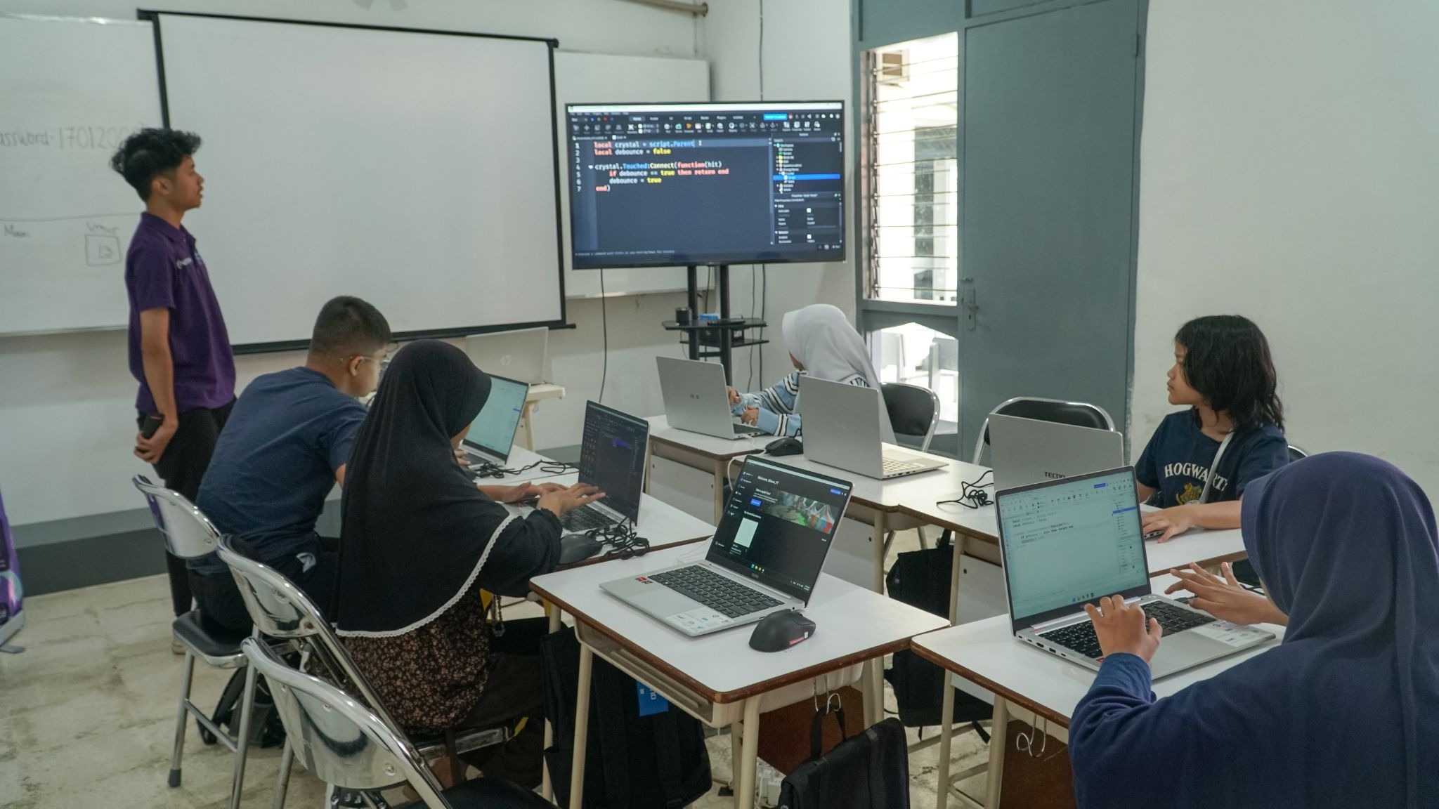 Holiday Camp Neon Bit Ajak 31 Anak Isi Liburan dengan Belajar Coding Berbasis Proyek Digital