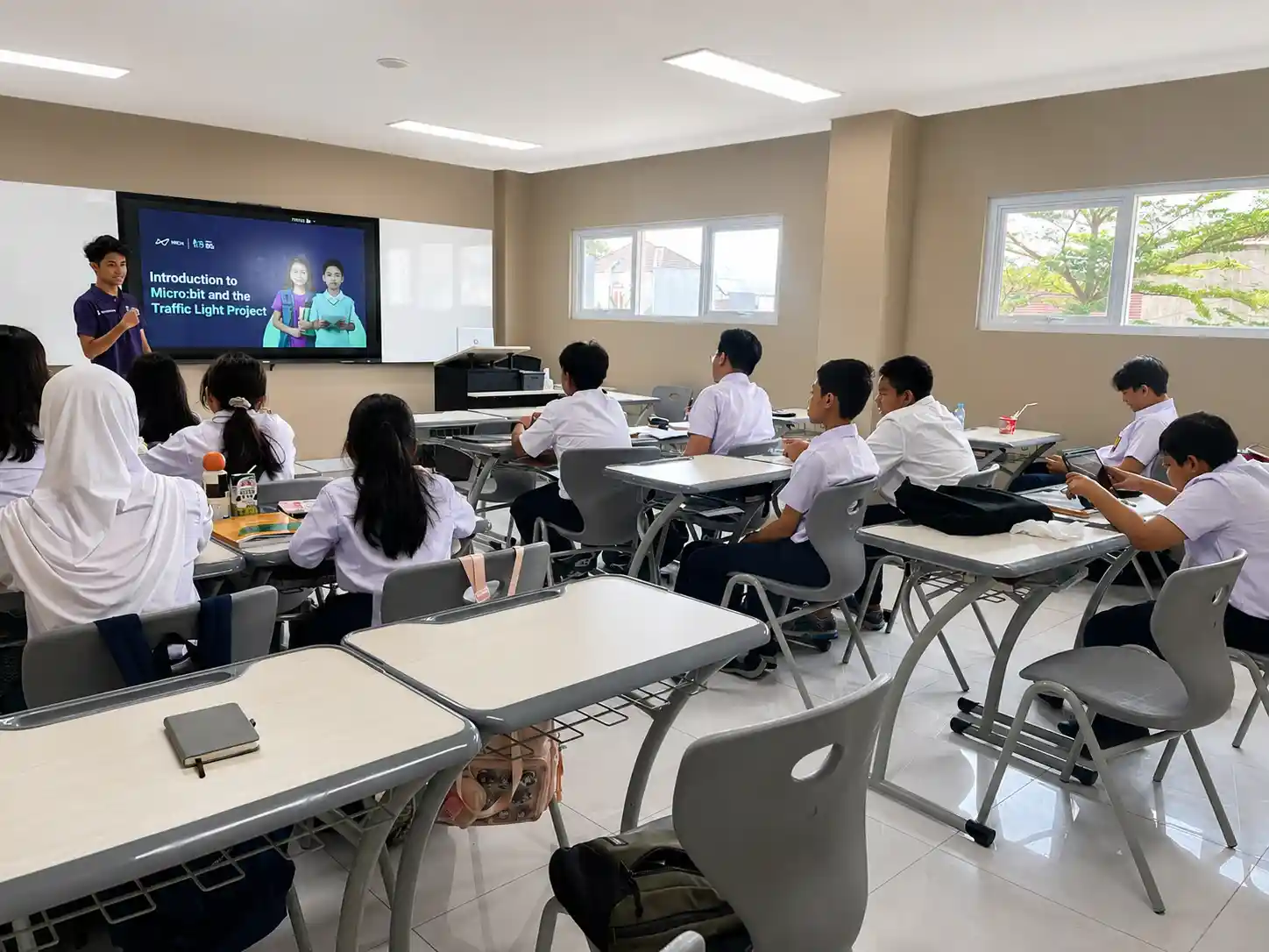 Global Cahaya Bangsa Integrasikan Coding dan Robotik dari SD hingga SMA Bersama Neon Bit