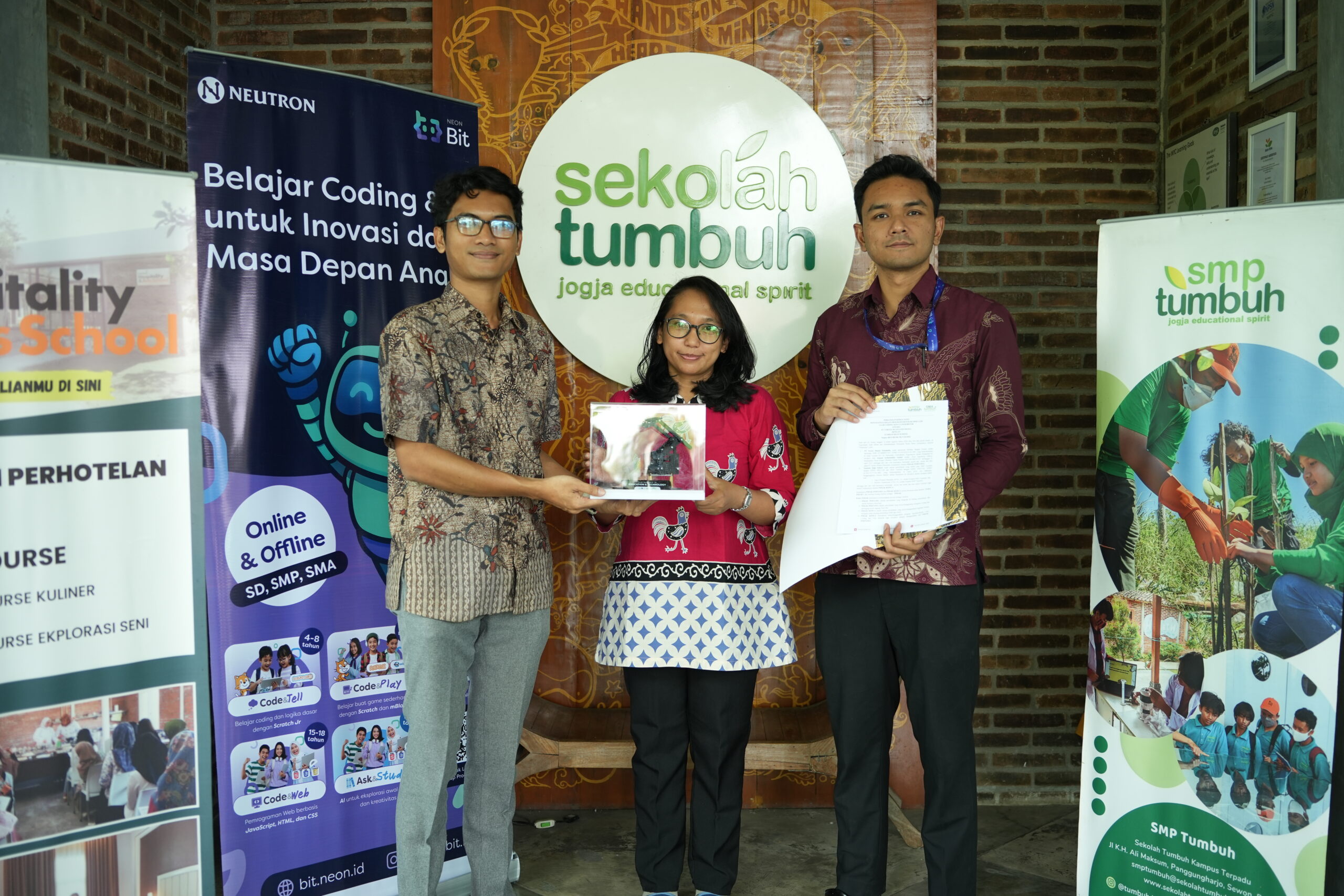 SMP dan SMA Sekolah Tumbuh Gandeng Neon Bit Hadirkan Pembelajaran Teknologi melalui Club Coding dan Robotik